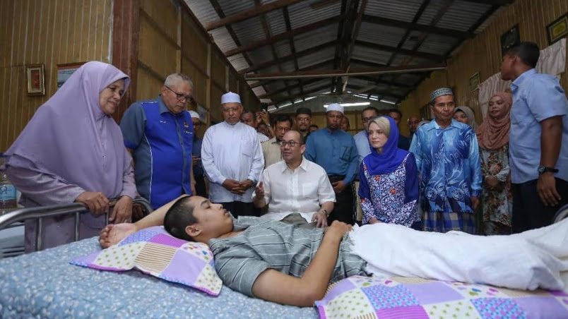 Tengku Muhammad Faiz Petra bersama isteri, Cik Puan Sofie Louise Johansson hari ini mencemar duli menziarah remaja menghidap penyakit kanser otak di Kampung Bechah Temalang, Wakaf Bharu